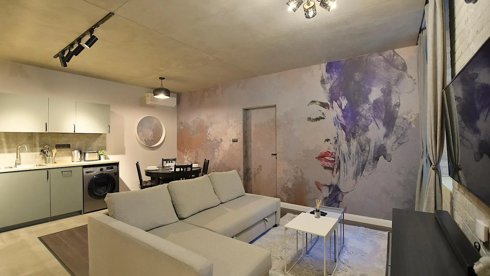 New Faces Design Apartment In Downtown Budapest
